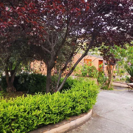 Bouganville House Vila Lascari